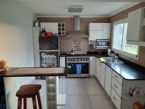 Casa 4 ambientes con 2 baños