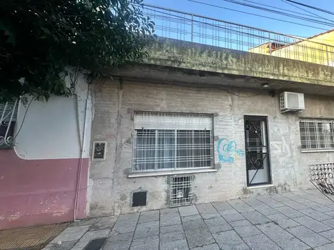 VENTA  CASA DE  3 AMBIENTES  CON TERRAZA EN VILLA MAIPU - PERMUTA Y APTO CREDITO  