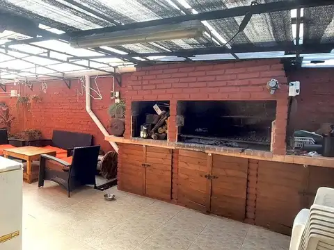 Casa 5 ambientes con 2 baños