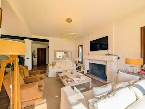 Casa 6 ambientes con 4 baños