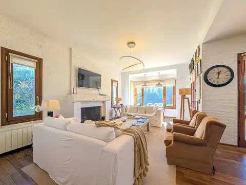 Casa en Venta con 3 cocheras