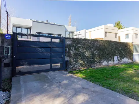 Casa 6 ambientes con 2 baños