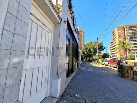 PH en Abasto, 2 dorm. sobre avenida 27 de Febrero.