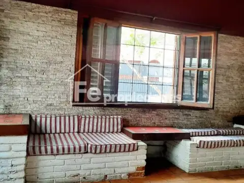 Casa 4 ambientes con 1 baño