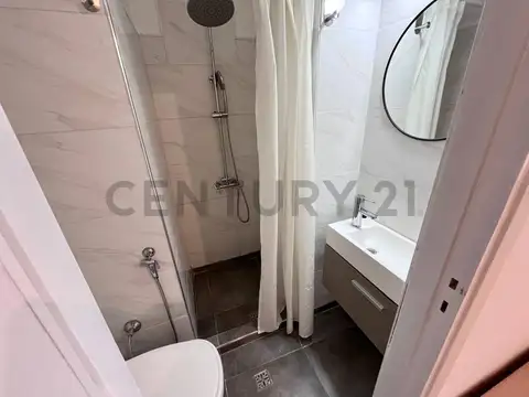 Luminoso monoambiente con balcón al frente