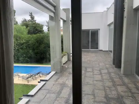 Casa 5 ambientes con 4 baños