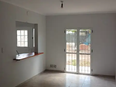 Casa 3 dormitorios y patio, apta crédito, Paraná