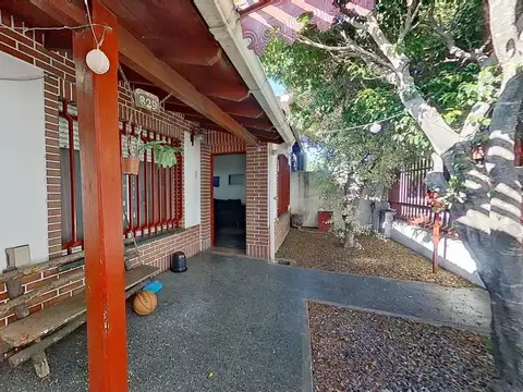 Venta Amplia Casa 4 ambientes C/cochera San Justo