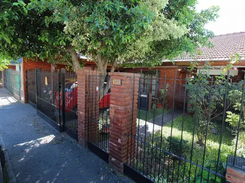 CASA 6 AMBIENTES CON COCHERAS JARDIN QUINCHO TOMA PERMUTA