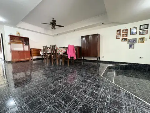 Casa sobre lote de 8,66 x 48 de 4 amb c/ patio y cochera en pleno Lanús E