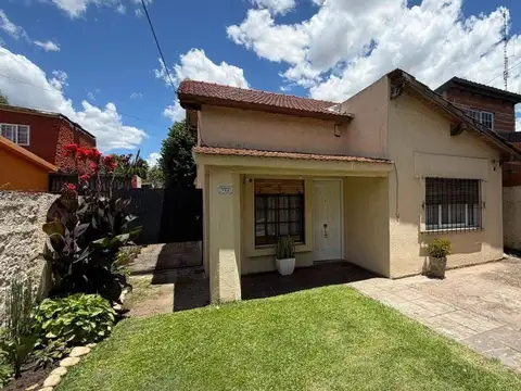 casa en venta con amplio parque y potencial ampliacion