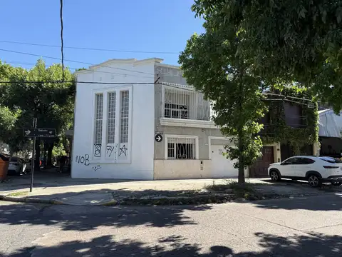 Casa en venta de tres dormitorios en zona sur con terraza y cochera