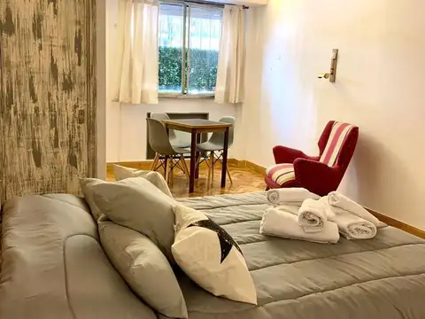 Amplio monoambiente en Salguero y Paraguay. Impecable 