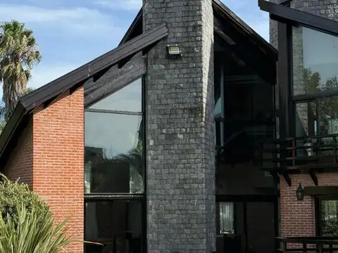 Casa en Venta con 2 cocheras