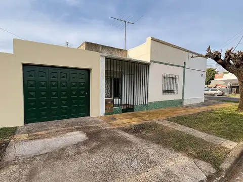 Casa 3 ambientes con local en venta en Moron sur