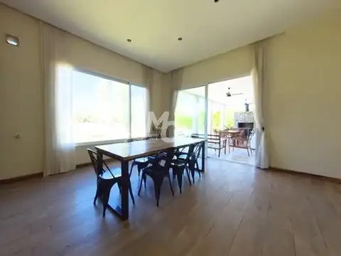 Casa 7 ambientes con 4 baños