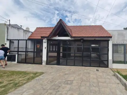 CASA 3 AMB CON PATIO Y COCHERA QUILMES OESTE