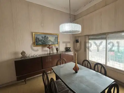 VENTA - CASA CON COCHERA Y TERRAZA.