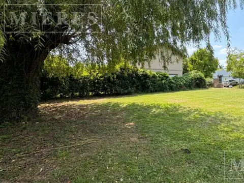 Lote de 418m² en venta en El Hornero