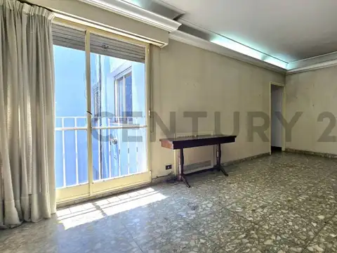 VENTA DEPARTAMENTO 4 AMBIENTES LATERAL, BALCON FRANCES SUPER LUMINOSO, A REFACCIONAR en BARRACAS