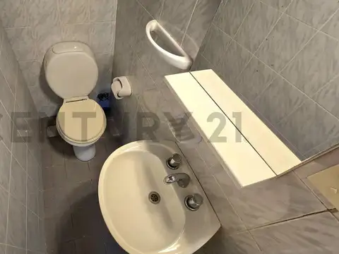 VENTA DEPARTAMENTO 4 AMBIENTES LATERAL, BALCON FRANCES SUPER LUMINOSO, A REFACCIONAR en BARRACAS