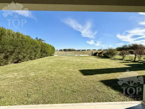 Casa en Alquiler con 2 cocheras