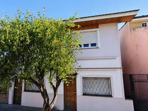 OPORTUNIDAD CASA 6 AMBIENTES EN DOS PLANTAS ESCUCHA OFERTAS