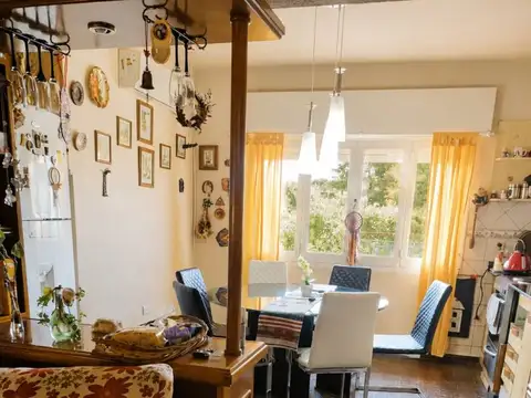 OPORTUNIDAD CASA 6 AMBIENTES EN DOS PLANTAS ESCUCHA OFERTAS