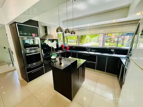 Casa en Venta en Solar Del Bosque, USD 330.000