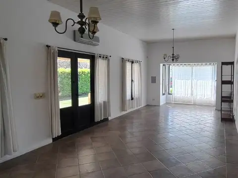 Casa 4 ambientes con 2 baños