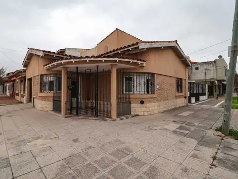 CASA 3 AMBIENTES ESCALADA TERRAZA Y COCHERA.