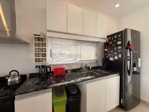 Casa en Alquiler con 2 cocheras