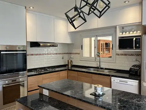 Casa 5 ambientes con 3 baños