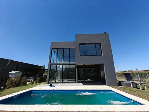 Casa con pileta Pilar del Este San Ramon