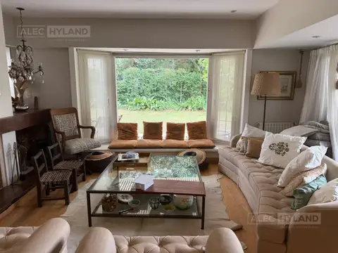 Casa en Alquiler con 2 cocheras