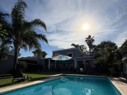 Casa en Venta con 3 cocheras