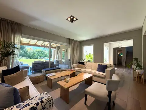 Espectacular casa de 4 dormitorios, amplio jardín y pileta!