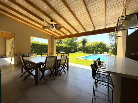 Casa en Alquiler con 4 cocheras