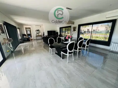 Casa en Venta con 5 cocheras