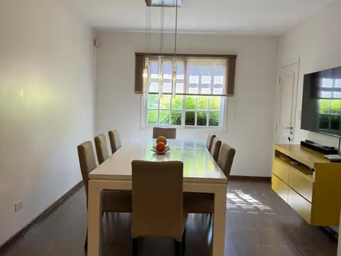 Casa 5 ambientes con 4 baños