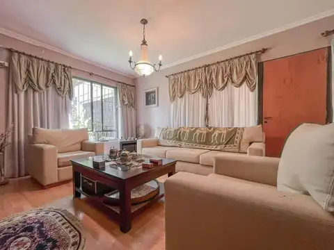 Casa 8 ambientes con 2 baños