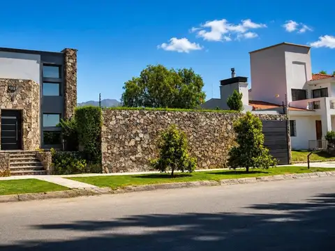 Casa Alta Mendoza, Frente Dalvian, 2 Dorm, 3 Baños, Cochera Doble, Jardín, Apta Crédito