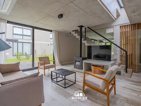 Complejo de seis casas estilo moderno en el barrio Tipantu
