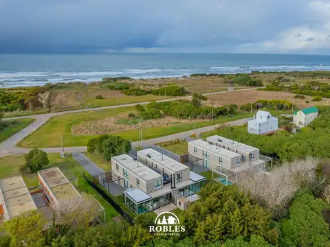 Complejo de seis casas estilo moderno en el barrio Tipantu
