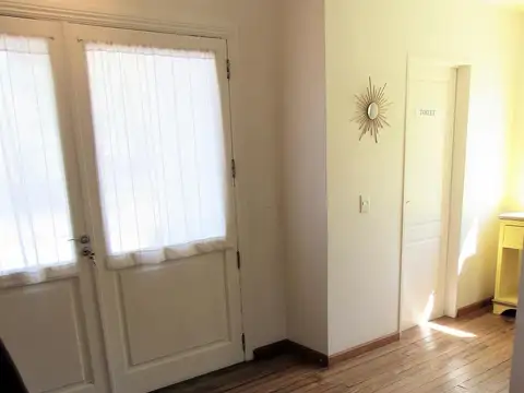 Casa en Alquiler con 3 cocheras