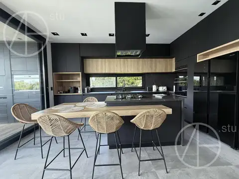 Casa 7 ambientes con 5 baños