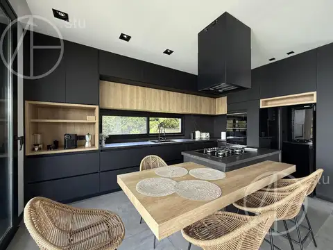 Casa en Alquiler con 2 cocheras