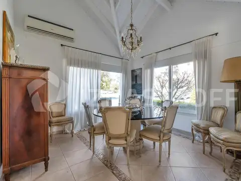 Casa en Alquiler con 3 cocheras