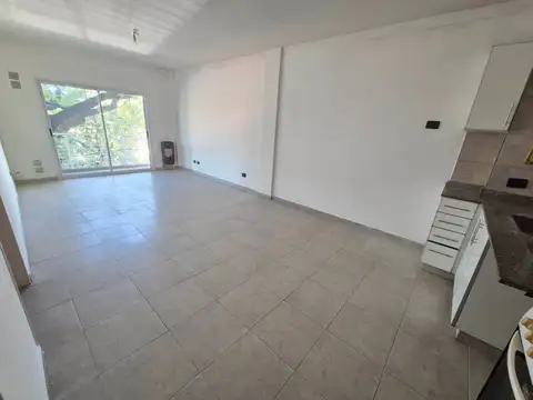 Venta monoambiente con balcón al frente 