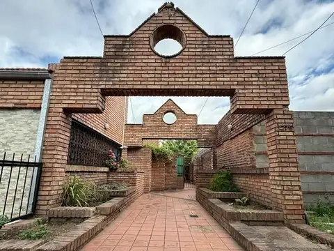 Casa en  ph en bajo palermo. 2 dormitorios 1 escr. asador y jardín